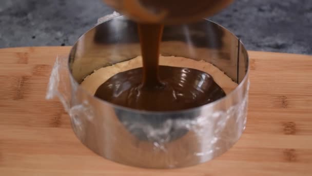 专业糖果店将巧克力倒入糖果店的模具 — 图库视频影像
