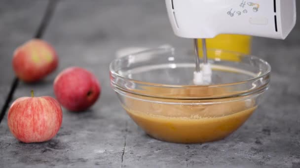 厨房桌子上用手搅拌器搅拌面团的配料 — 图库视频影像