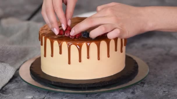 Bakverk Kock Dekorerar Tårta Med Bär — Stockvideo