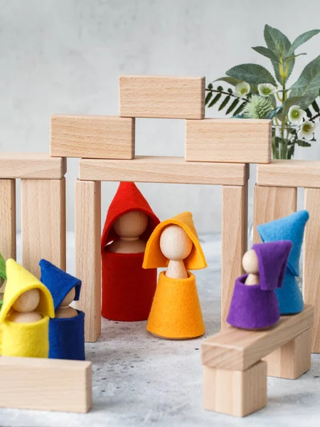 用可持续木料制造的生态木块建造木制玩具 儿童智力发展和教育的木材要素 蒙特梭利玩具 — 图库照片