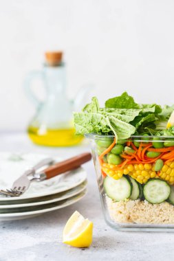 Taze çiğ sebze salatasıyla dolu cam kutu. Sağlıklı yemek tarifi hazırlama. Cam kapta sağlıklı vejetaryen yemeği. Vejetaryen mutfağı. Bitki bazlı yemekler. Yeşil yaşam konsepti. Organik doğal yiyecekler.. 