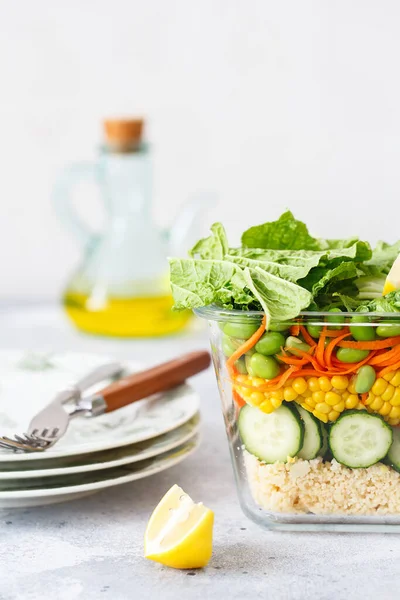 Taze çiğ sebze salatasıyla dolu cam kutu. Sağlıklı yemek tarifi hazırlama. Cam kapta sağlıklı vejetaryen yemeği. Vejetaryen mutfağı. Bitki bazlı yemekler. Yeşil yaşam konsepti. Organik doğal yiyecekler.. 