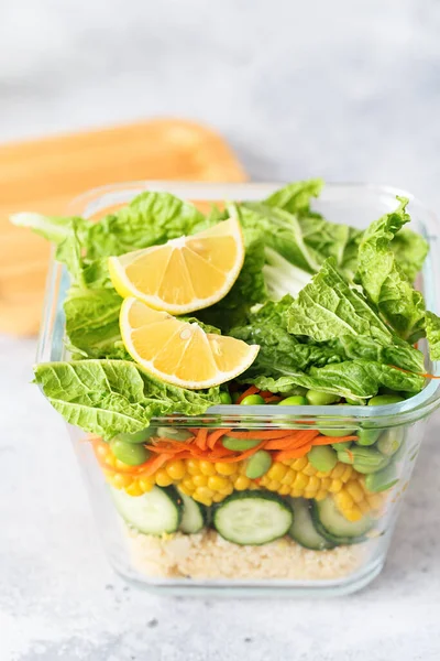 Taze çiğ sebze salatasıyla dolu cam kutu. Sağlıklı yemek tarifi hazırlama. Cam kapta sağlıklı vejetaryen yemeği. Vejetaryen mutfağı. Bitki bazlı yemekler. Yeşil yaşam konsepti. Organik doğal yiyecekler.. 