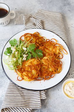 Hafif kereviz, kişniş ve ricotta salatalı haşhaşlı patates. Patatesli gözleme. Lezzetli sebzeli börek. Patates köftesi ya da patates kızartması. Patates püresi.