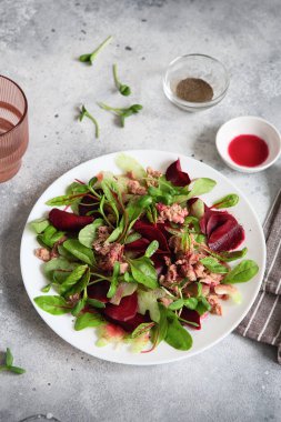 Sağlıklı taze salata. Pancar, kırmızı pazı ve konserve ton balığı salatası. Sağlıklı yemek tarifi hazırlama. Bitki bazlı yemekler. Yeşil yaşam. Vejetaryen tarifleri. Yemek tasarımı. Organik yiyecekler. Vejetaryen mutfağı