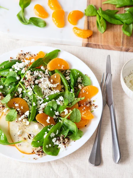 Armut, portakal ve ricotta ile ıspanak ve kinoa salatası. Sağlıklı yemek hazırlığı. Bitki bazlı yemekler. Yeşil yaşam. Vejetaryen tarifi. Yemek tasarımı. Vejetaryen mutfağı. Sağlıklı beslenme. Kilo kaybı gıda konsepti.