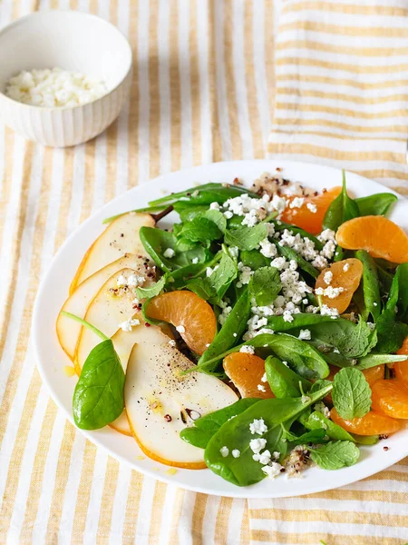 Armut, portakal ve ricotta ile ıspanak ve kinoa salatası. Sağlıklı yemek hazırlığı. Bitki bazlı yemekler. Yeşil yaşam. Vejetaryen tarifi. Yemek tasarımı. Vejetaryen mutfağı. Sağlıklı beslenme. Kilo kaybı gıda konsepti.