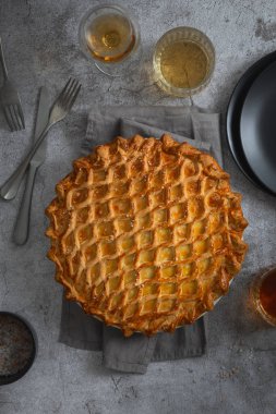 İngiliz etli turtası. Domuz turtası. Geleneksel İngiliz turtası. Altın hamurlu taze ev yapımı lezzetli turtalar. Üstünde pasta süsü olan turta. Yemek fotoğrafçılığı, yemek tasarımı. İngiliz mutfağı.