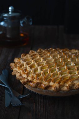 İngiliz etli turtası. Domuz turtası. Geleneksel İngiliz turtası. Altın hamurlu taze ev yapımı lezzetli turtalar. Üstünde pasta süsü olan turta. Yemek fotoğrafçılığı, yemek tasarımı. İngiliz mutfağı.