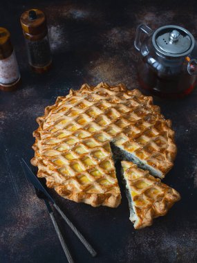 İngiliz etli turtası. Domuz turtası. Geleneksel İngiliz turtası. Altın hamurlu taze ev yapımı lezzetli turtalar. Üstünde pasta süsü olan turta. Yemek fotoğrafçılığı, yemek tasarımı. İngiliz mutfağı.