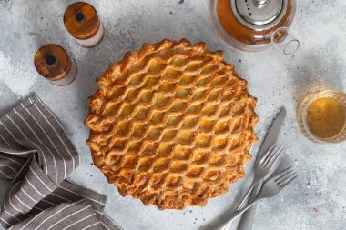 İngiliz etli turtası. Domuz turtası. Geleneksel İngiliz turtası. Altın hamurlu taze ev yapımı lezzetli turtalar. Üstünde pasta süsü olan turta. Yemek fotoğrafçılığı, yemek tasarımı. İngiliz mutfağı.