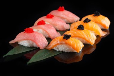 Sashimi suşi setini kapatın. Suşi menüsü. Ton balıklı nigiri suşi, somon balığı ve havyar. Japon mutfağı, restoran. Asya yemekleri