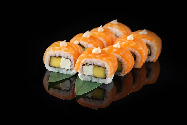 传统美味的新鲜寿司卷设置在黑色背景与反思 寿司卷与米 奶油奶酪 鱼子酱 寿司菜单 日本厨房 亚洲食品 — 图库照片