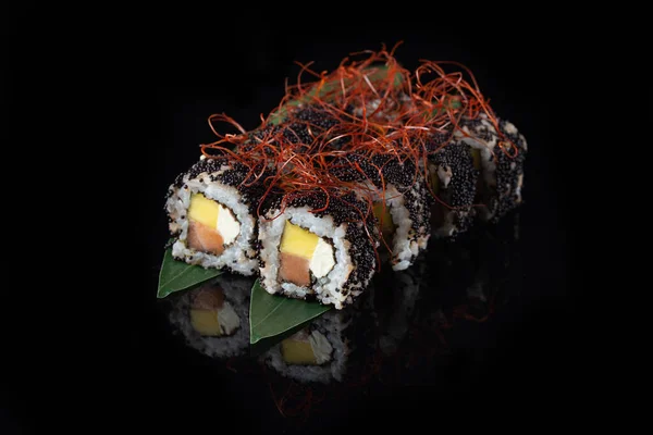 Rola Tradițională Delicioasă Sushi Proaspăt Setată Fundal Negru Reflecție Rolă — Fotografie, imagine de stoc