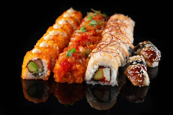 Traditionele Heerlijke Verse Sushi Roll Een Zwarte Achtergrond Met Reflectie — Stockfoto