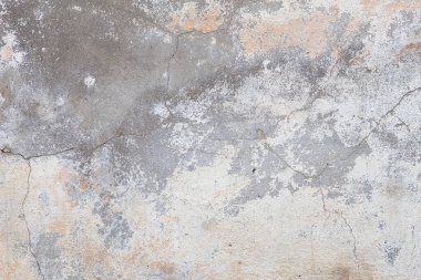 Yıkık alçılı eski püskü bir duvar. Eski evin tadilatı. Endüstriyel tasarım duvar arka planı. Grunge eski boyayla beton duvarı çatlattı. Eski arkaplan dokusu soyuluyor