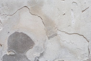 Yıkık alçılı eski püskü bir duvar. Eski evin tadilatı. Endüstriyel tasarım duvar arka planı. Grunge eski boyayla beton duvarı çatlattı. Eski arkaplan dokusu soyuluyor