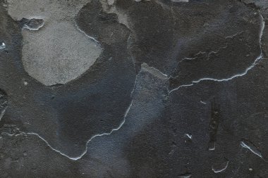 Yıkık alçılı eski püskü bir duvar. Eski evin tadilatı. Endüstriyel tasarım duvar arka planı. Grunge eski boyayla beton duvarı çatlattı. Eski arkaplan dokusu soyuluyor