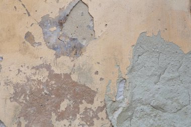 Yıkık alçılı eski püskü bir duvar. Eski evin tadilatı. Endüstriyel tasarım duvar arka planı. Grunge eski boyayla beton duvarı çatlattı. Eski arkaplan dokusu soyuluyor