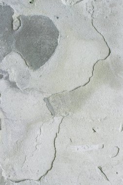 Yıkık alçılı eski püskü bir duvar. Eski evin tadilatı. Endüstriyel tasarım duvar arka planı. Grunge eski boyayla beton duvarı çatlattı. Eski arkaplan dokusu soyuluyor