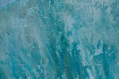 Yıkık alçılı eski püskü bir duvar. Eski evin tadilatı. Endüstriyel tasarım duvar arka planı. Grunge eski boyayla beton duvarı çatlattı. Eski arkaplan dokusu soyuluyor