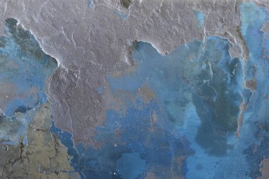 Yıkık alçılı eski püskü bir duvar. Eski evin tadilatı. Endüstriyel tasarım duvar arka planı. Grunge eski boyayla beton duvarı çatlattı. Eski arkaplan dokusu soyuluyor