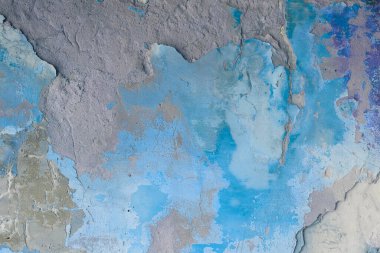 Yıkık alçılı eski püskü bir duvar. Eski evin tadilatı. Endüstriyel tasarım duvar arka planı. Grunge eski boyayla beton duvarı çatlattı. Eski arkaplan dokusu soyuluyor