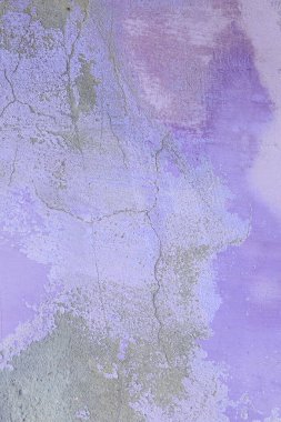 Yıkık alçılı eski püskü bir duvar. Eski evin tadilatı. Endüstriyel tasarım duvar arka planı. Grunge eski boyayla beton duvarı çatlattı. Eski arkaplan dokusu soyuluyor