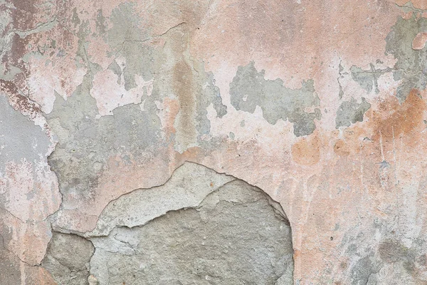 有被毁石膏的旧薄薄的墙 翻修老房子 工业风格的墙体背景 用旧油漆压裂混凝土墙 破旧剥落旧背景质感 — 图库照片
