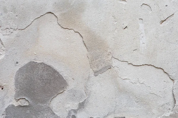 Yıkık alçılı eski püskü bir duvar. Eski evin tadilatı. Endüstriyel tasarım duvar arka planı. Grunge eski boyayla beton duvarı çatlattı. Eski arkaplan dokusu soyuluyor