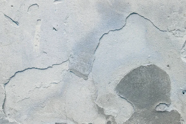 Yıkık alçılı eski püskü bir duvar. Eski evin tadilatı. Endüstriyel tasarım duvar arka planı. Grunge eski boyayla beton duvarı çatlattı. Eski arkaplan dokusu soyuluyor