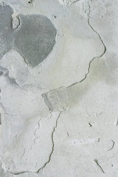 Yıkık alçılı eski püskü bir duvar. Eski evin tadilatı. Endüstriyel tasarım duvar arka planı. Grunge eski boyayla beton duvarı çatlattı. Eski arkaplan dokusu soyuluyor