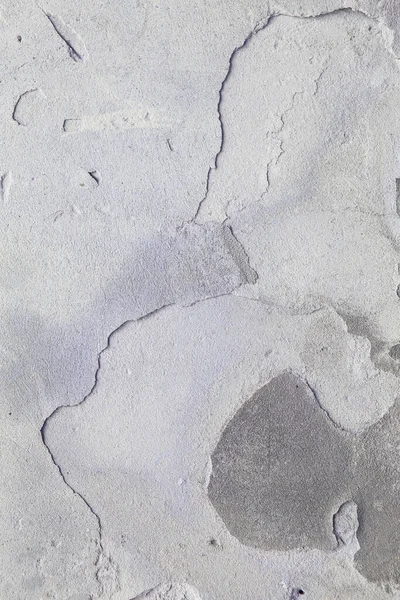 Yıkık alçılı eski püskü bir duvar. Eski evin tadilatı. Endüstriyel tasarım duvar arka planı. Grunge eski boyayla beton duvarı çatlattı. Eski arkaplan dokusu soyuluyor