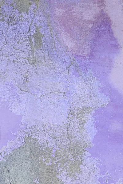 Yıkık alçılı eski püskü bir duvar. Eski evin tadilatı. Endüstriyel tasarım duvar arka planı. Grunge eski boyayla beton duvarı çatlattı. Eski arkaplan dokusu soyuluyor