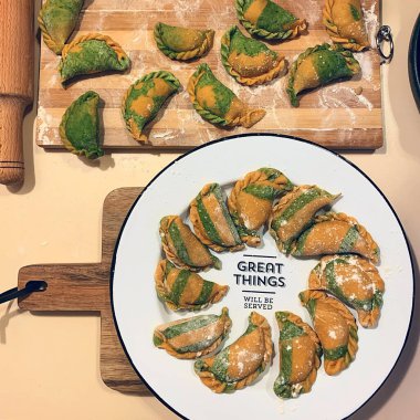 Hamur köftesi - Rus pelmeni, beyaz tabakta etli ravioli. Düz kompozisyon. Yemek fotoğrafçılığı