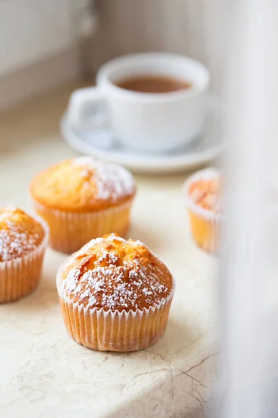 Sladké Muffiny Práškovým Cukrem Květy Domácí Pekárna Muffiny Bílých Kapslích — Stock fotografie