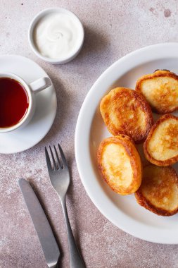 Yumuşak krep krepleri. Ekşi kremalı ve reçelli kızarmış krep. Sağlıklı geleneksel kahvaltı. Çocuk menüsü. Yumuşak krep tarifi. Düz konum.