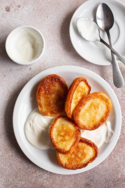 Yumuşak krep krepleri. Ekşi kremalı ve reçelli kızarmış krep. Sağlıklı geleneksel kahvaltı. Çocuk menüsü. Yumuşak krep tarifi. Düz konum.