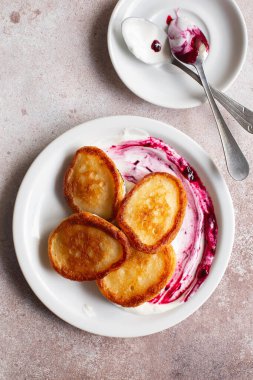 Yumuşak krep krepleri. Ekşi kremalı ve reçelli kızarmış krep. Sağlıklı geleneksel kahvaltı. Çocuk menüsü. Yumuşak krep tarifi. Düz konum.