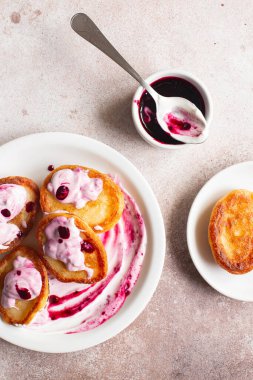 Yumuşak krep krepleri. Ekşi kremalı ve reçelli kızarmış krep. Sağlıklı geleneksel kahvaltı. Çocuk menüsü. Yumuşak krep tarifi. Düz konum.