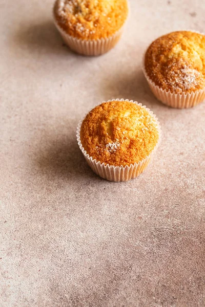 Sladké Muffiny Práškovým Cukrem Domácí Pekárna Muffiny Bílých Tobolkách — Stock fotografie