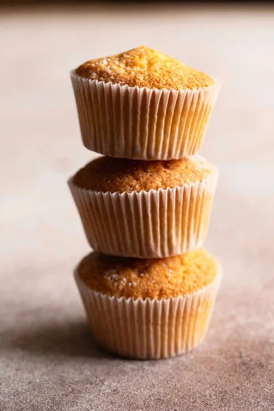 Sladké Muffiny Práškovým Cukrem Domácí Pekárna Muffiny Bílých Tobolkách — Stock fotografie