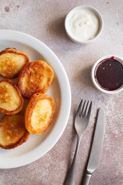 Yumuşak krep krepleri. Ekşi kremalı ve reçelli kızarmış krep. Sağlıklı geleneksel kahvaltı. Çocuk menüsü. Yumuşak krep tarifi. Düz konum.