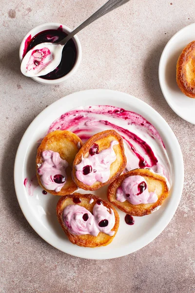 Yumuşak krep krepleri. Ekşi kremalı ve reçelli kızarmış krep. Sağlıklı geleneksel kahvaltı. Çocuk menüsü. Yumuşak krep tarifi. Düz konum.