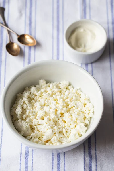 Homemade Cottage Cheese Deep Plate Milk Product Granular Cottage Cheese — Zdjęcie stockowe