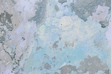 Yıkık alçılı eski püskü bir duvar. Eski evin tadilatı. Endüstriyel tasarım duvar arka planı. Grunge eski boyayla beton duvarı çatlattı. Eski arkaplan dokusu soyuluyor