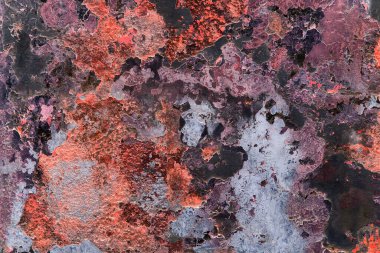 Yıkık alçılı eski püskü bir duvar. Eski evin tadilatı. Endüstriyel tasarım duvar arka planı. Grunge eski boyayla beton duvarı çatlattı. Eski arkaplan dokusu soyuluyor