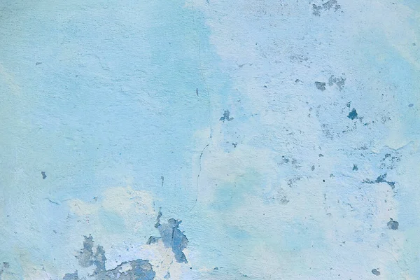 Yıkık alçılı eski püskü bir duvar. Eski evin tadilatı. Endüstriyel tasarım duvar arka planı. Grunge eski boyayla beton duvarı çatlattı. Eski arkaplan dokusu soyuluyor