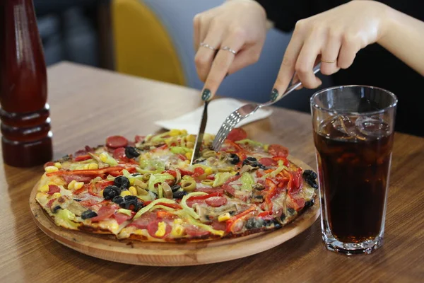 Masada lezzetli karışık pizza.