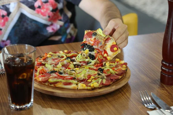 Masada lezzetli karışık pizza.